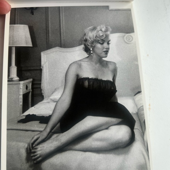 Marilyn Monroe book of postcards - Picture 5 of 8